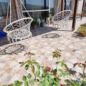 Luis Penthouse , Berat Albania